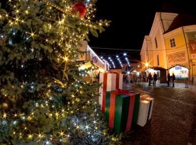 kerület, Óbuda, Fő tér Advent idején az óbudai Fő tér és környéke ünnepi díszbe öltözik és családi programok, tartalmas műsorok sora várja az