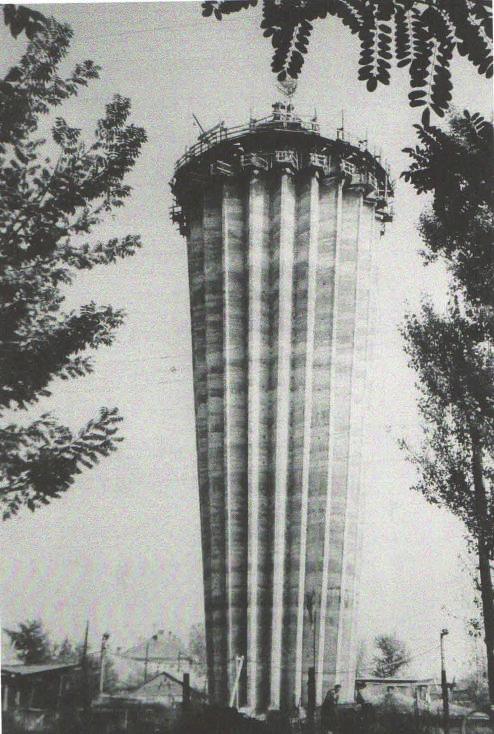 színvonalon. (A püspöki nyaraló és park vízellátására a millenium idején igényesen épített 15 méter magas víztornyot is lebontották 1953-ban.