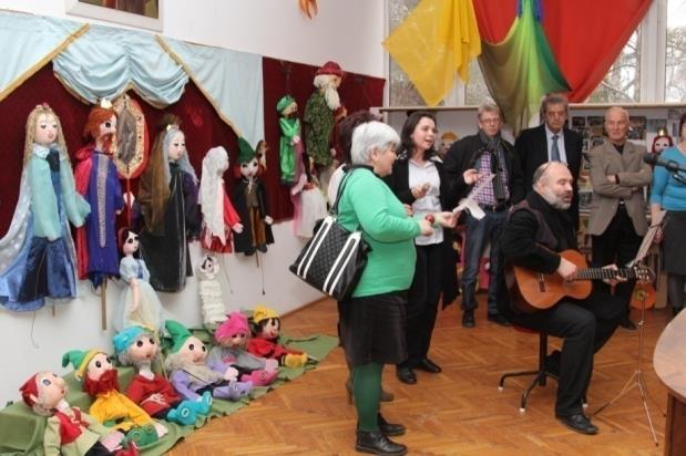 Az ünnepélyes megnyitó kapcsán ismerteti a megyei bábjátszás múltját.