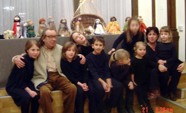 Átérzed örömét, bánatában osztozol, Már hiszed, hogy Ő te vagy, Nem gondolkozol. Lehet kesztyűs vagy zsinóron mozgatott, Ujjbáb, esetleg pálcás vagy nyeles, Neked Ő mindig engedelmes, kezes.