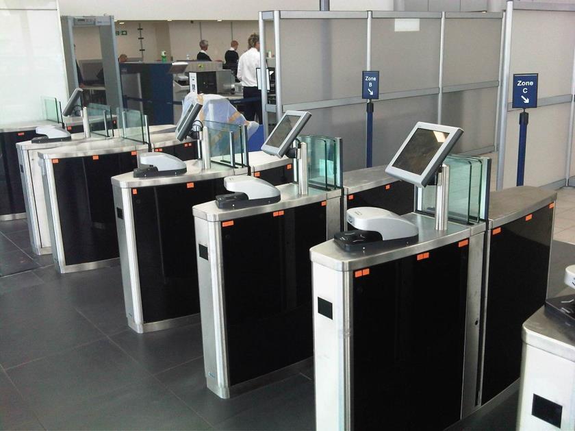 4.2. ábra: Példa sormenedzsment rendszer kialakítására Útlevél ellenőrzés applikáció segítségével (E 4 végberendezésen, pl.