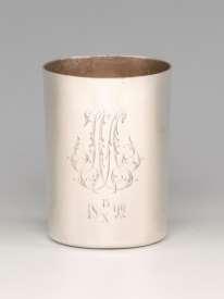 Körte formájú edénytest, menetes nyiródású kupakkal. Talpán restaurált. Jelzett: Bécs, 1830 körül. M.