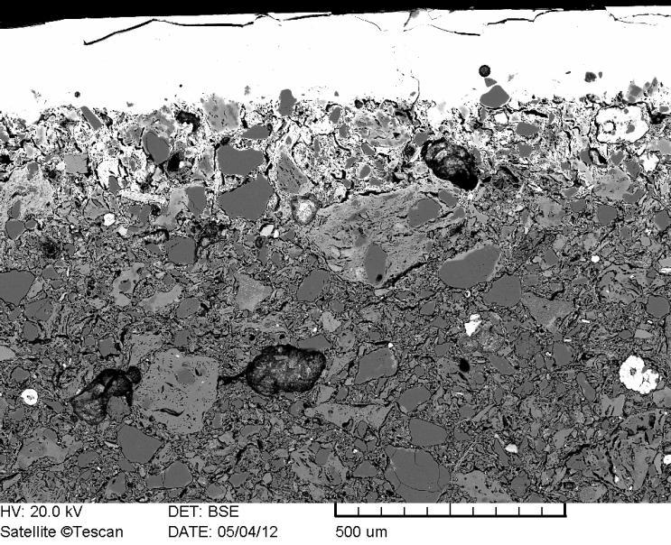 részben megolvadt szemcsét, üveges elegyrészeket, µm-es szilikátos átmeneti