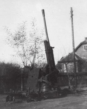 85 mm-es légvédelmi ágyú egy lőrinci utcában kezett tragédiát szerintem ugyancsak arra az ágyúra leadott, de célt tévesztett lövedékek okozták.
