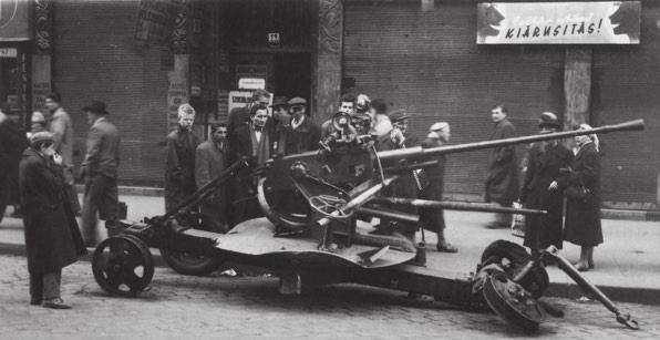 Budapesti utca a harcok után (Kiss György István felvétele) a Gyorskocsi utcába. Három hónapig tartott a vizsgálati fogság, két-háromnaponta kihallgattak.