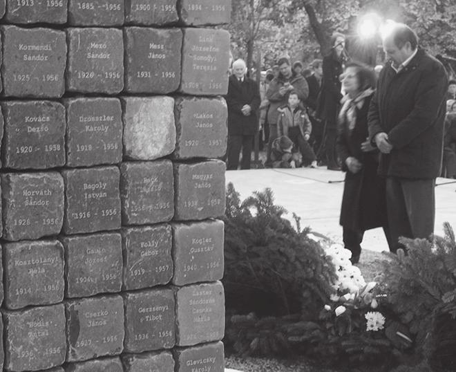 A FRÖHLING-PÉKSÉGNÉL ELESETT ÁLDOZATOK EMLÉKTÁBLÁJA 1185 Budapest, Üllői út 738. (Ganztelep), Benzinkút Vecsési úti oldalon Ismeretlen, 2012., gránit Központi felirata: 1956.