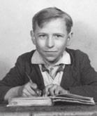 A lövegek kezelőszemélyzetének arra sem volt ideje, hogy akár egyetlen lövést leadjon, amikor a harckocsik szétlőtték és eltaposták a barikádot.