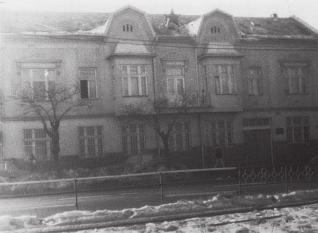 A pártház 1980 körül masszív, pusztán emberi erővel kidönthetetlen kaput. Bár van olyan vallomás, amely előbbre teszi a fegyverek eldördülését, ez legfeljebb a térről, szórványosan történhetett.