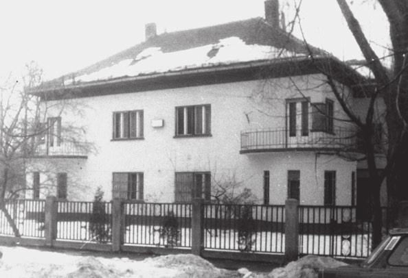 A rendőrség egykori épülete 1980 körül úgy ítélte meg a helyzetet, hogy hátul nem a védelem emberei vannak, és a felkelők egyébként is elkezdték viszonozni a lövéseket.