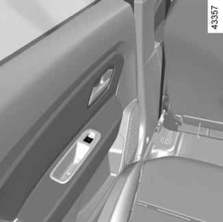 A vezetőülésnél Nyomja meg a következő kapcsolók valamelyikét: 1 a vezetőoldali ablak esetén; 2 az első utasoldali ablak esetén; 3 vagy 4 a hátsó utasok számára.