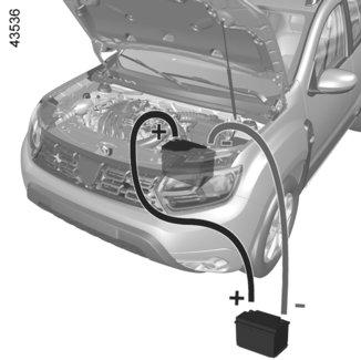 AKKUMULÁTOR: hibaelhárítás (2/2) Indítás idegen gépkocsi akkumulátoráról Az indításhoz, ha másik gépjármű akkumulátorát kell használnia, szerezzen be alkalmas elektromos kábeleket (a méret fontos)