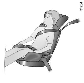 Válasszon kagylóülést, amely nagyobb mértékű oldalsó védelmet biztosít, és cserélje ki az ülést, ha a gyermek feje túlnyúlik az ülés támláján.