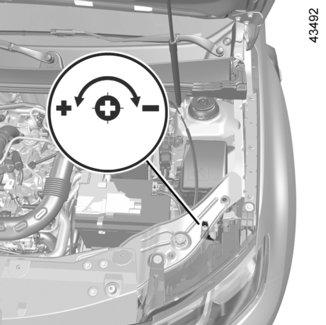 FÉNYSZÓRÓMAGASSÁG BEÁLLÍTÁSA (2/2) B 1 Ideiglenes beállítás Nyissa ki a motorháztetőt, és keresse meg a jelölést B (az egyik első fényszóró egységhez közel található).