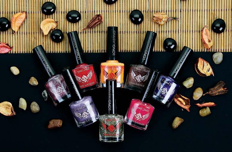 SZÉPÉSZETI pedikűr Körömlakkok- és ápolók CRYSTAL NAILS KÖRÖMLAKKOK A csúcsminőséghez vezető fejlesz tés eredményeképpen a Crystal Nails körömlakk az optimális visz kozitás (belső súrlódás)