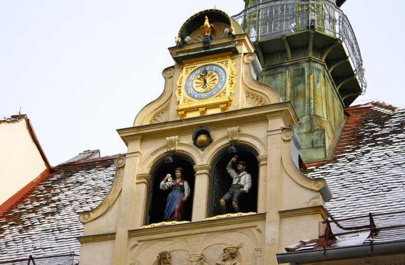 2003-ban Európa kulturális fővárosa volt. 2010-ben az Eggenberg-kastély is felkerült a világörökségi helyszínek listájára, majd 2011-ben elnyerte az UNESCO Dizájn városa címét.