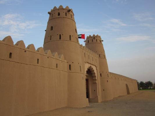 napon) Az Egyesült Arab Emirátusok területét hét emírség alkotja: Abu Dhabi, Dubai, Sharjah, Ajman, Fujairah, Umma al- Quaiwain, Ras al-kaimah. Jelen programunk során öt hercegséget keresünk fel.