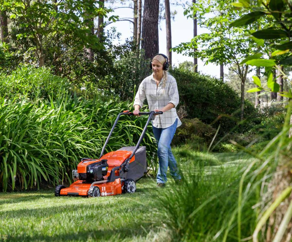 Az akkumulátoros fűnyíró még könnyebben indítható: csak oldja ki és nyomja le a működtető kart!