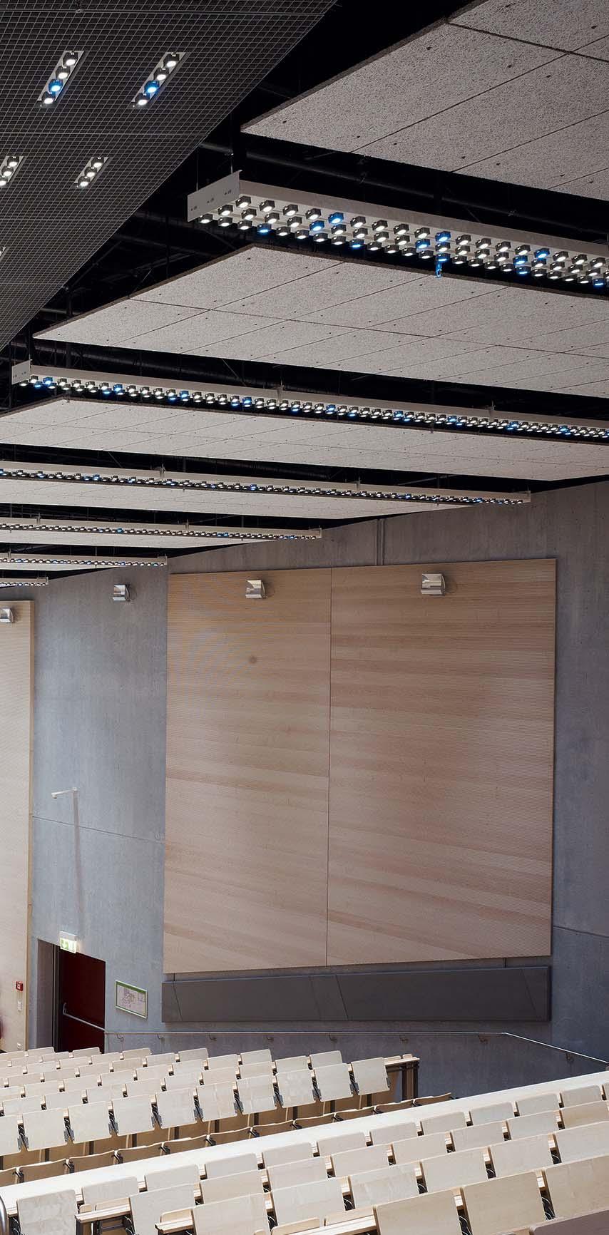 Konferenciaterem, Universität Göttingen A konferenciatermekben és többcélú helyiségekben a világításnak igen sokrétûnek kell lennie ahhoz, hogy a helyiségek rugalmasan kihasználhatók legyenek a