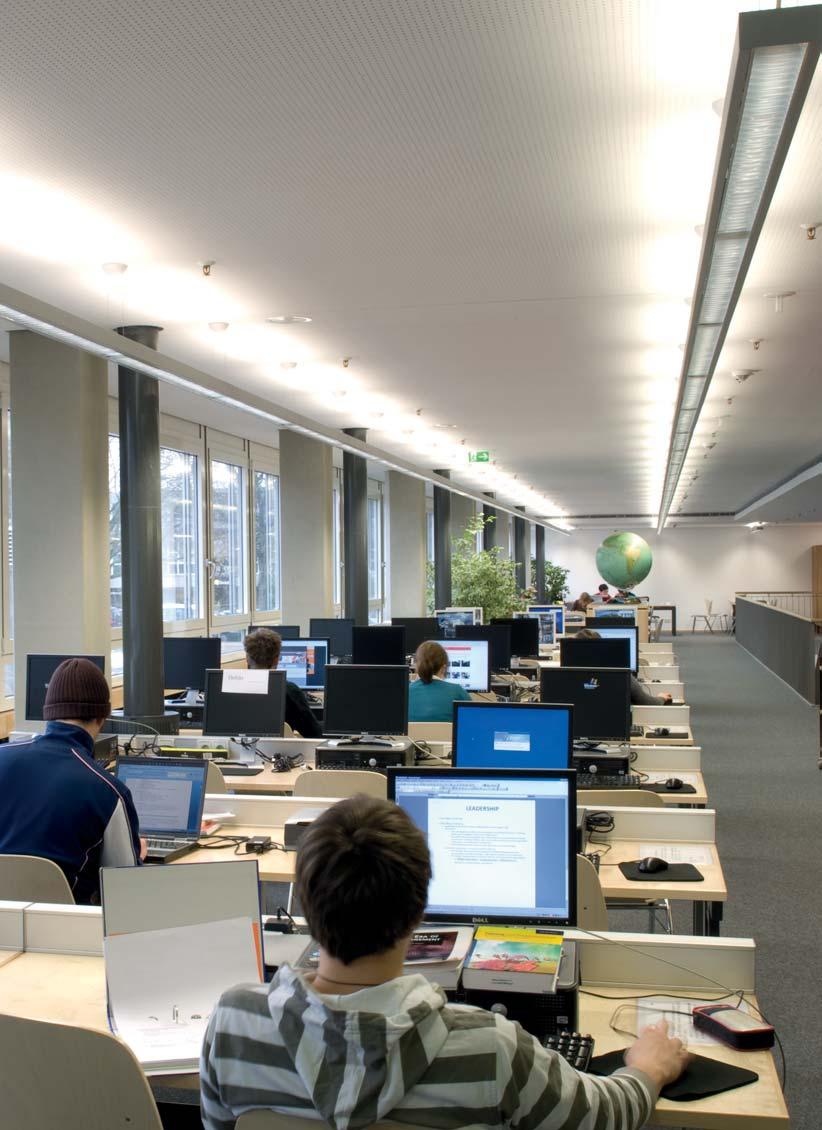 A diákok az iskolai tanítás nagy részét tantermeikben töltik el, amelyek többségükben falitáblákkal, vetítõkkel és egyre gyakrabban digitális multimédiás berendezésekkel vannak
