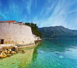 MAKARSKA 8 NAP 7 ÉJ ALMERA APARTMAN Makarska elsősorban külünlegesen tiszta tengervizéről, illetve gyönyörű strandjairól ismert, melyek érdekes kombinációt alkotnak a Biokovo-hegység fenyőerdeivel.