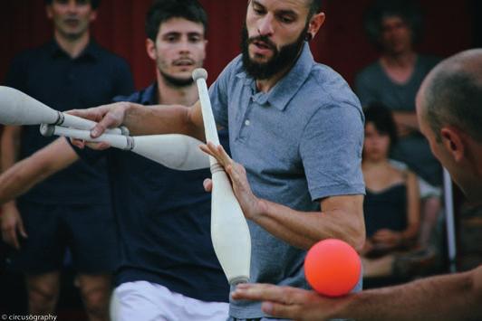 A teniszezőnek öltözött zsonglőrök egy rövid, zenés bemelegítés után 30