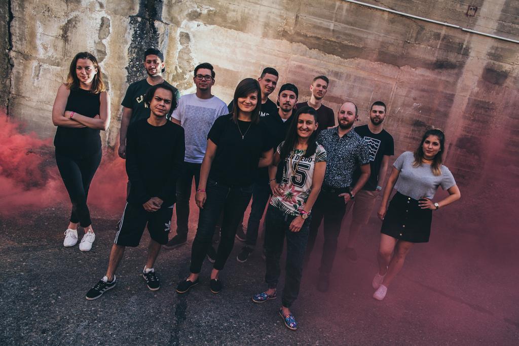 38 19.00 Vj Fórum Szabadkikötő (Király u. 64) Beszélgetések a fényművészet és a partikultúra kapcsolatáról. Szakmai program a koraestében, nem csak szakmabeliek számára.