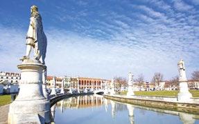 A városállam hatalma a középkorban, az egymást követő dózsék uralma alatt Konstantinápolyig ért. A felhalmozott gazdagság ma is lenyűgöző.