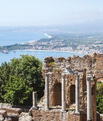 nap: Etna - Taormina Kirándulás az ETNÁ-ra, Európa legmagasabb működő vulkánjára. Fakultatív lehetőség: utazás kabinos felvonóval és terepjáróval kb. 3.000 méteres magasságba.