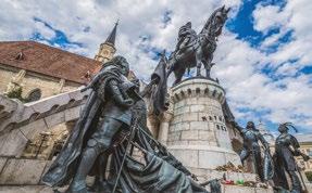 görög-keleti székesegyház, Városháza, Szt. László templom stb.) mellett a XI. századi, ötszög alaprajzú várat tekintjük meg (kívülről).