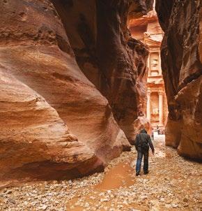 nap: Wadi Rum - Petra Utunk WADI RUM-ba, a Közel-Kelet egyetlen vörös homokú sivatagába vezet. Arábiai Lawrence, az Arab Forradalom idején ezen a holdbéli tájon képezte ki a beduin harcosait.