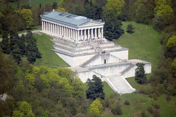 15): Sibnerinnel Regensburgból a Walhallához Ebéd a hajón: Bayrisches Buffet: 14.00 Érkezés a Walhalla kikötőhöz, majd buszra szállunk. 14.15 érkezés a Walhallához, annak megtekintése belül is.
