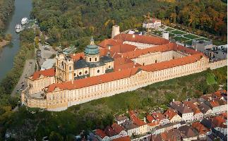 2018. július 27. (péntek) 6. nap 297 km Reggeli 7.00-től a szálláson 8.30 Indulás Pöchlarnból (13 km) Menetidő: 20 perc Fotómegállás Melk előtt 9.30 Érkezés Melkbe Helyi idegenvezetés 10.00-11.