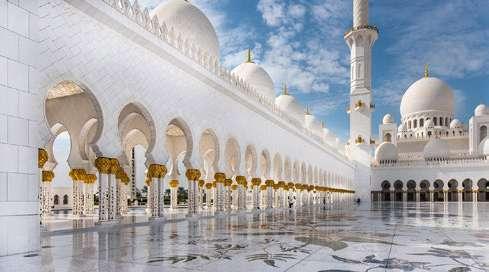 EGYESÜLT ARAB EMIRÁTUSOK FELH Modern felhőkarcolók és mecsetek Fakultatív jeep safari a homokdűnék közt Abu Dhabi csodás mecsete és mesés paloták Vásárlás a fűszerpiacon és az arany szukban 1.