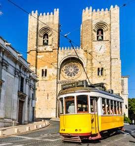 Ez a város volt Portugália első fővárosa a XII. században. Főterei (kettő is van egymás mellett), utcái, városfalai és a vár a portugál történelem kezdetéhez repít vissza bennünket.