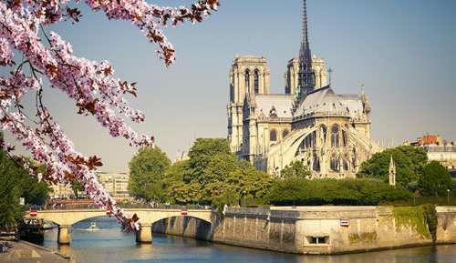 FRANCIAORSZÁG Párizs Reims TAVASZI ROMANTIKA PÁRIZSBAN Amboise Orleans Chenonceaux Versailles és 2 Loire-menti kastély Párizsi körpanoráma az Eiffel-toronyból Reims csodálatos katedrálisa Párizs