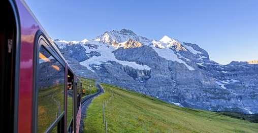 NAP: SZEGED (PÉCS, DEBRECEN) BUDAPEST RATTENBERG (800 km) Reggeli indulás, hegyeshalmi határátlépéssel utazás Tirolba. Az Alpok többezer méteres hegyei közt haladunk és gyönyörködünk a tájban.