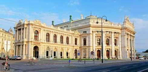 Megtekintjük a császári család életének látványos színhelyét. A kastély és a park a barokk építészet egyik gyöngyszeme. Magyar nyelvű audioguide is segíti a termek még jobb megismerését.