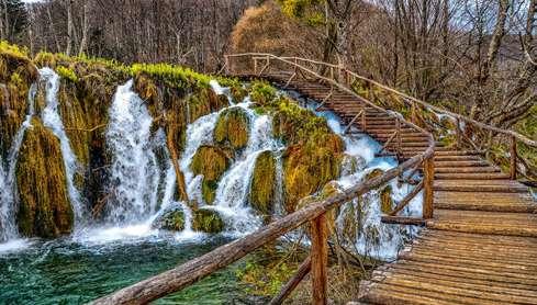 PÉNZTÁRCA- BARÁT Opatija Bled Ptuj Ljubljana Postojna Plitvice Zágráb SZLOVÉNIA HORVÁTORSZÁG ADRIA, POSTOJNA ÉS A PLITVICEI-TAVAK Kirándulás a Savica-vízeséshez és Bledbe Különleges kilátó és sörkút