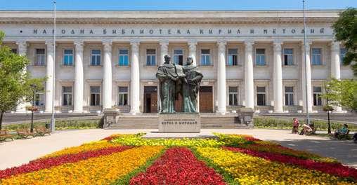 Parlamentet és a Nemzeti Balett és Operaház épületét. Ezután elhagyjuk Szófiát és a jelenlegi fővárosból, az egykori fővárosba, Veliko Tarnovoba utazunk. A település Bulgária egyik legszebb városa.