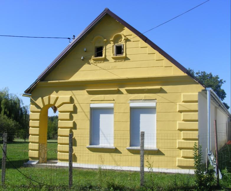 utcával párhuzamosan telepített épületeknél nyeregtetős, tűzfalas kialakítás (pl. iskola) - vakolt homlokzati felületek halvány színben (pl.