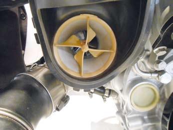 A turbina szabályozása a vezetőlapátozás változtatásával (VNT Variable Nozzle Turbine Geometry) történik (. ábra).