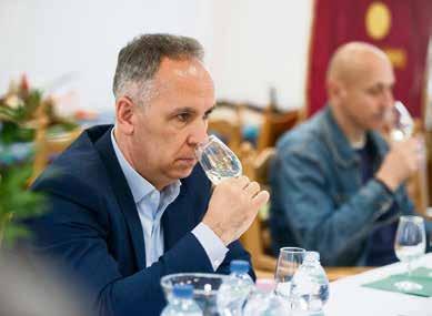 Homoki Tamás alpolgármester talán éppen a győztes bort kóstolja Szili Gábor, a Mathiász János Borrend alelnöke elmondta, nem volt könnyű a döntés.