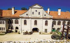apríla tradičnú akciu Prechádzka jarnou prírodou - hrad Modrý Kameň.