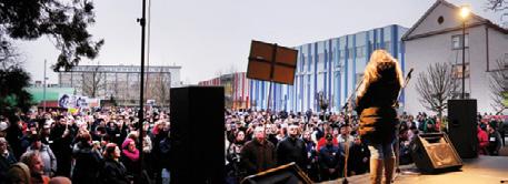 6 spravodajstvo Chceme objektívne medzinárodné vyšetrovanie... Na Námestí republiky v Lučenci bolo v piatok večer 16. marca síce menej ľudí ako dňa 9.