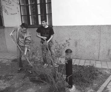 Azon is morfondíroztam, milyen jó lenne, ha a bejárati kapu mellett a híres emberekről, történelmi eseményekről tanúskodó emléktáblák mellett a tanulók, szüleik és mindenki, aki belép az ódon falak