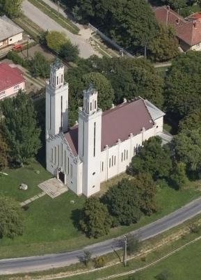 ÚJ VÁROSAINK 113 A városban 2007-ben egy könyvtár működött 16 506 könyvtári egységgel, 555 beiratkozott olvasóval. A kulturális események fontos színtere a művelődési ház.