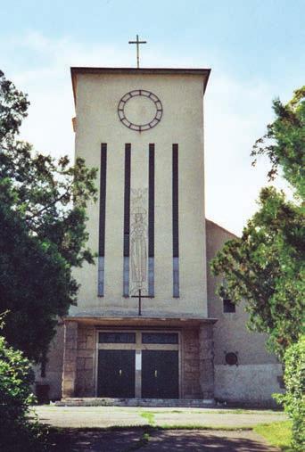 188 BUDAI-ÉSZAKI ESPERESKERÜLET 2. kép. Felsôkrisztinavárosi Keresztelô Szent János-templom (B. A.) nül a fa fedélszékre lett felfüggesztve.
