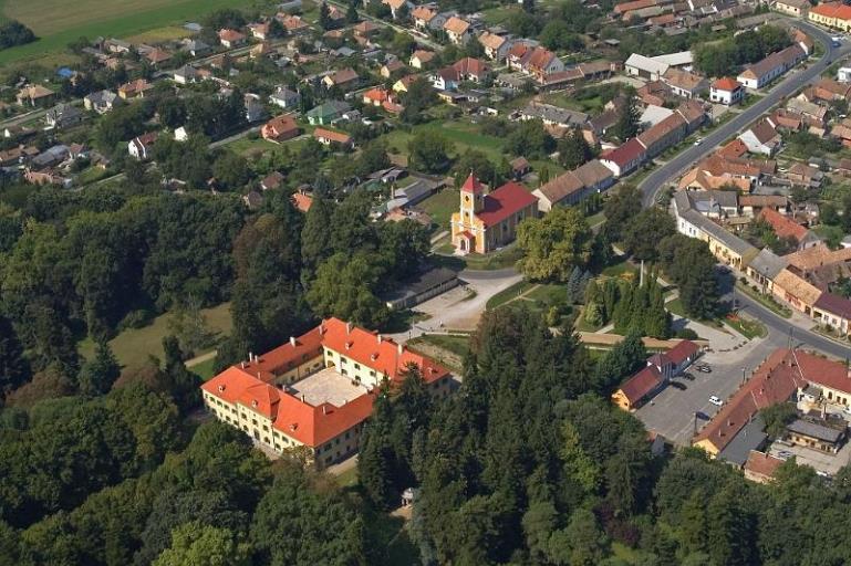 SELLYE A Dráva folyó árterületéből kiemelkedő dombokat hívták itt ormáknak. A gyakori áradások miatt ezekre a magaslatokra épültek a falvak, és ezekről kapta a táj is sajátságos nevét.