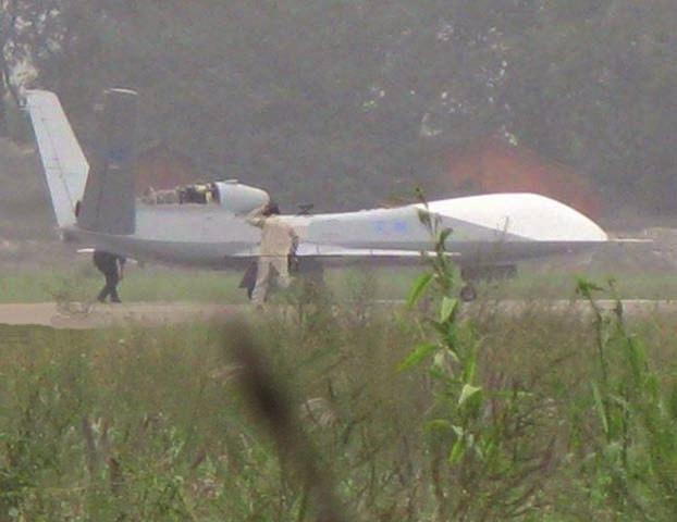 A 2010-ben talált táblázat a Xiang Long 1 (balra) és RQ 4 Global Hawk Block 10 gép adatai (jobbra).