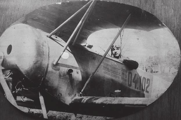 Haditechnika-történet 5. ábra. Fokker D.VI háromnézeti képe gyelők, valamint a repülőgépgyáraknál szolgálatot teljesítő személyek alkották. Mátyásföldön, a MÁG repülőterén kezdte meg működését az I.